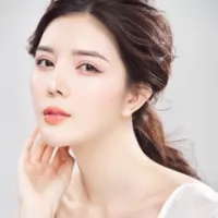 Phun môi pha lê phủ bóng Collagen